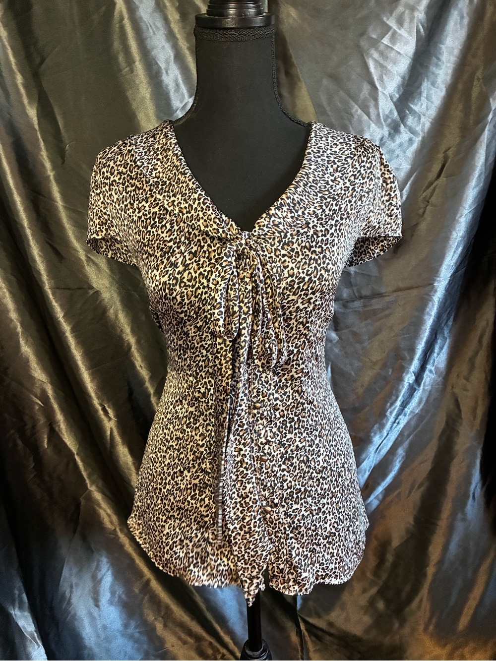 Tamari Women’s Short Sleeve Button up Leopard Print Blouse Size M